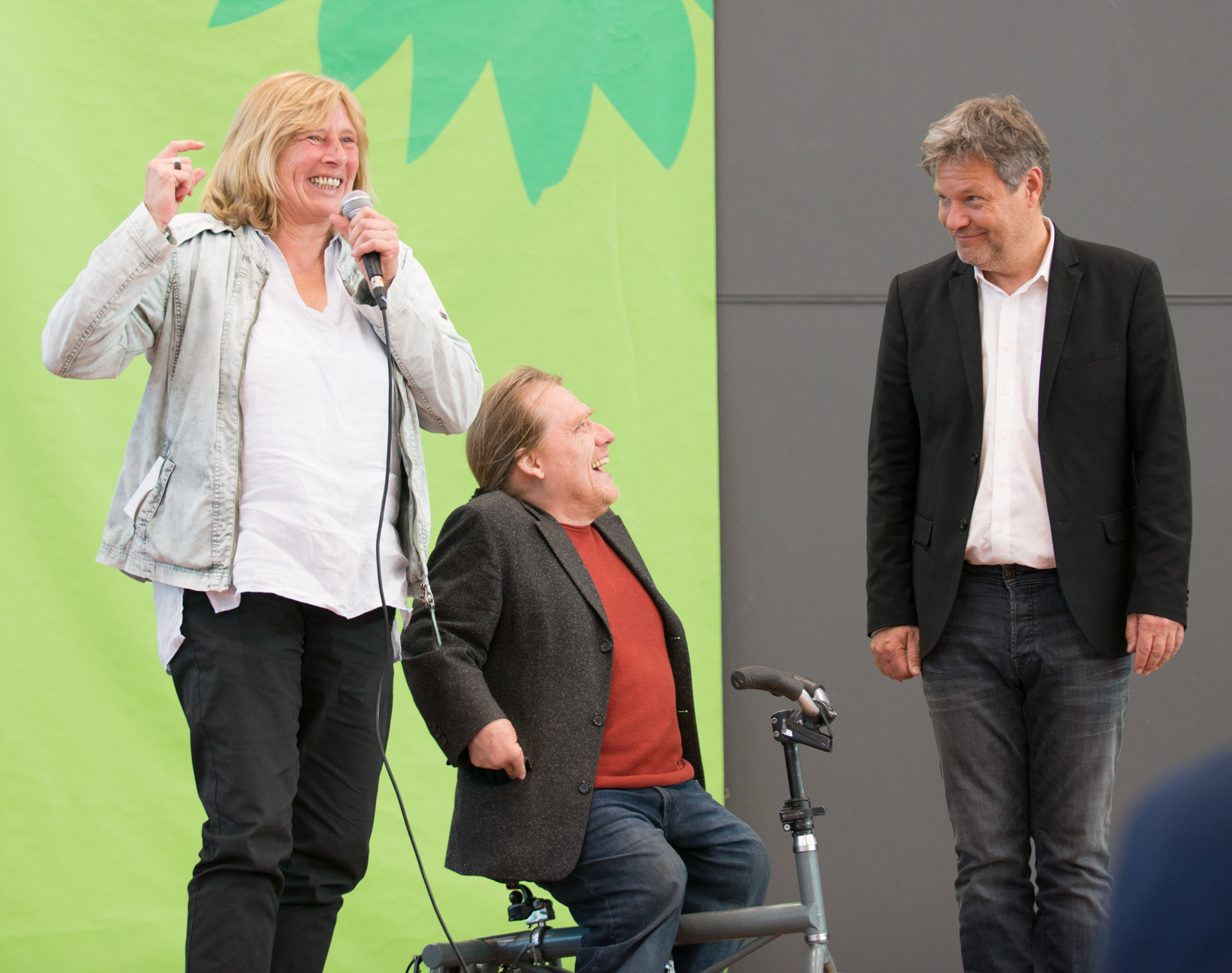 Robert Habeck zusammen auf der Bühne mit Uta Bergfeld und Christian Judith, Spitzenkandidaten für den Kreistag Schleswig-Flensburg