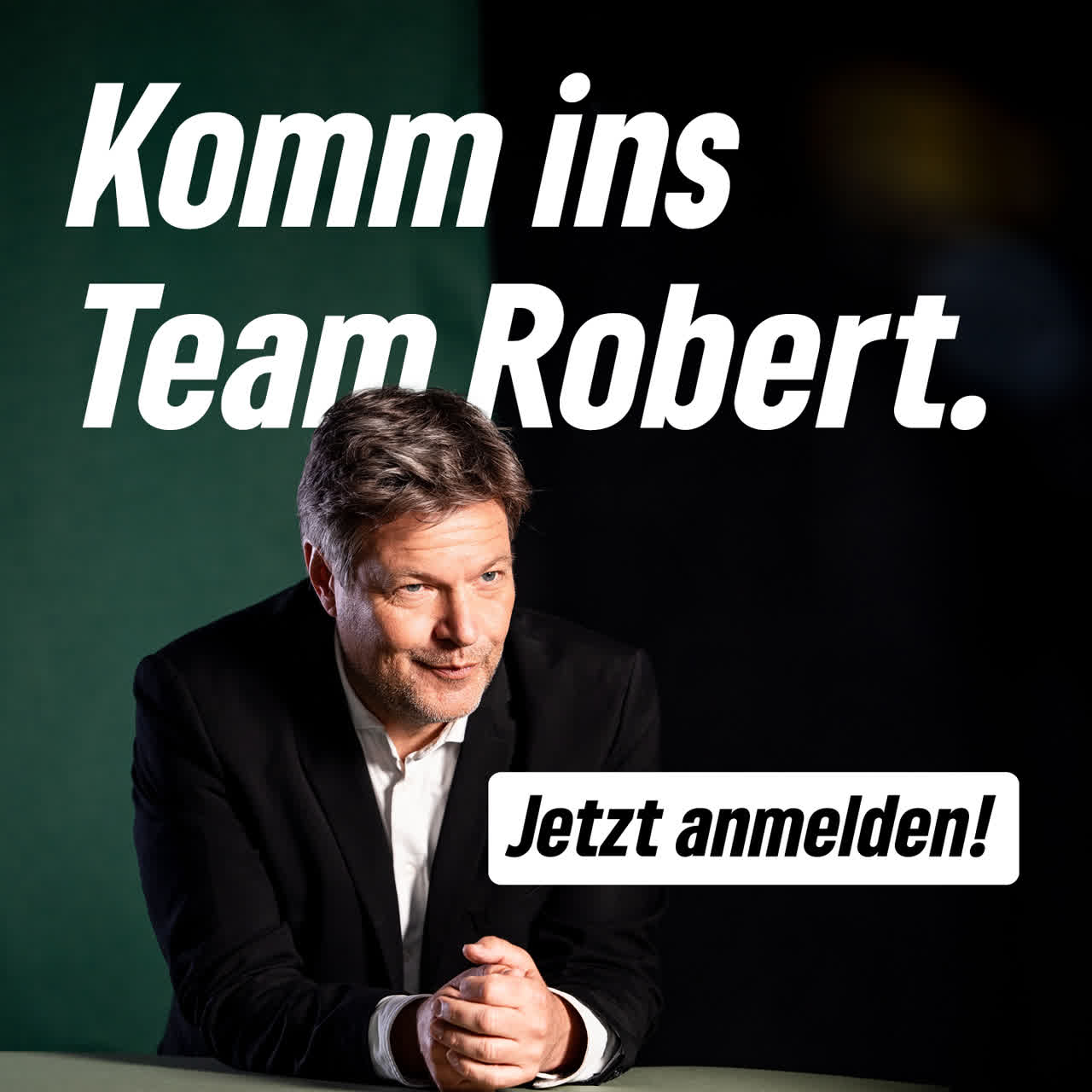 Robert auf einen Tisch abgestützt, darüber der Text "Komm ins Team Robert.", unten der Text "Jetzt anmelden!".