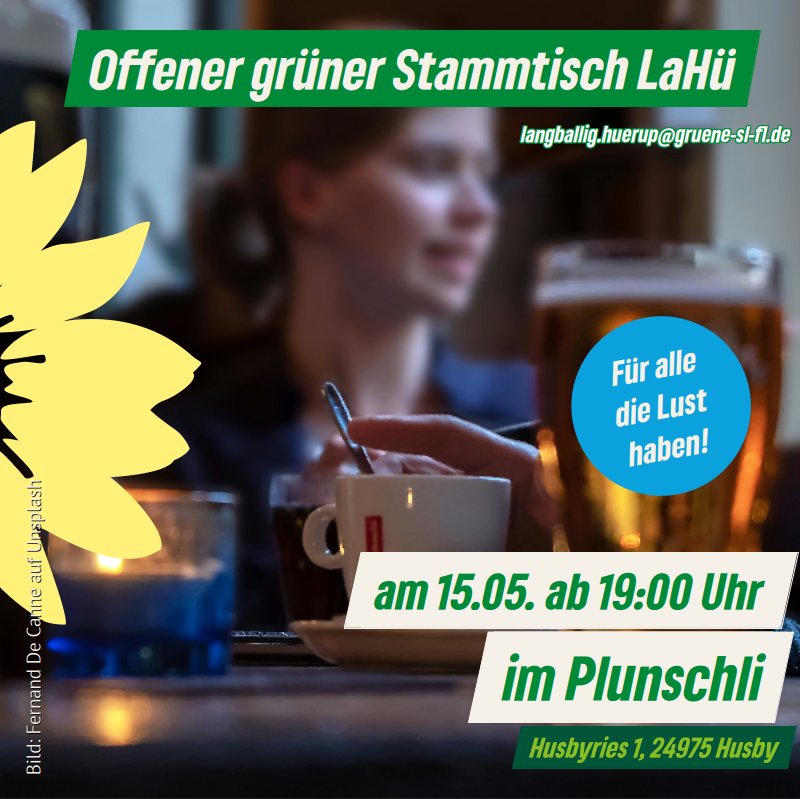 Eine junge Frau, unscharf im Hintergrund, an einem Tisch, darauf mehrere Getränke und eine Kerze, darüber der Einladungstext in Kurzform.